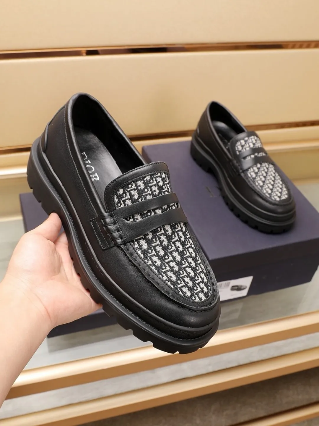 Factory P460💰[Dior] men's classic Loaf leather shoes🇺🇸 are on sale at the same time, original Italian brand · brand totem cloth sewn with brand cloth label · paired with calfskin · (high-end, extravagant and classy) exquisite workmanship (original lining) sole: original factory special rubber concave and convex outsole ⚠️ outsole. Comfortable, wear-resistant, non-slip, real shot 🎬 Can be worn with casual clothes or suits. Size: 38-44 (46.46 customized)